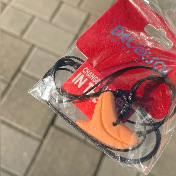 Del Sol New color changing shark tooth necklace ivory to orange in the sun - Picture 2 of 6